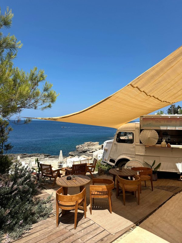 Voiles d'ombrage sur-mesure en France : styles, matériaux, prix